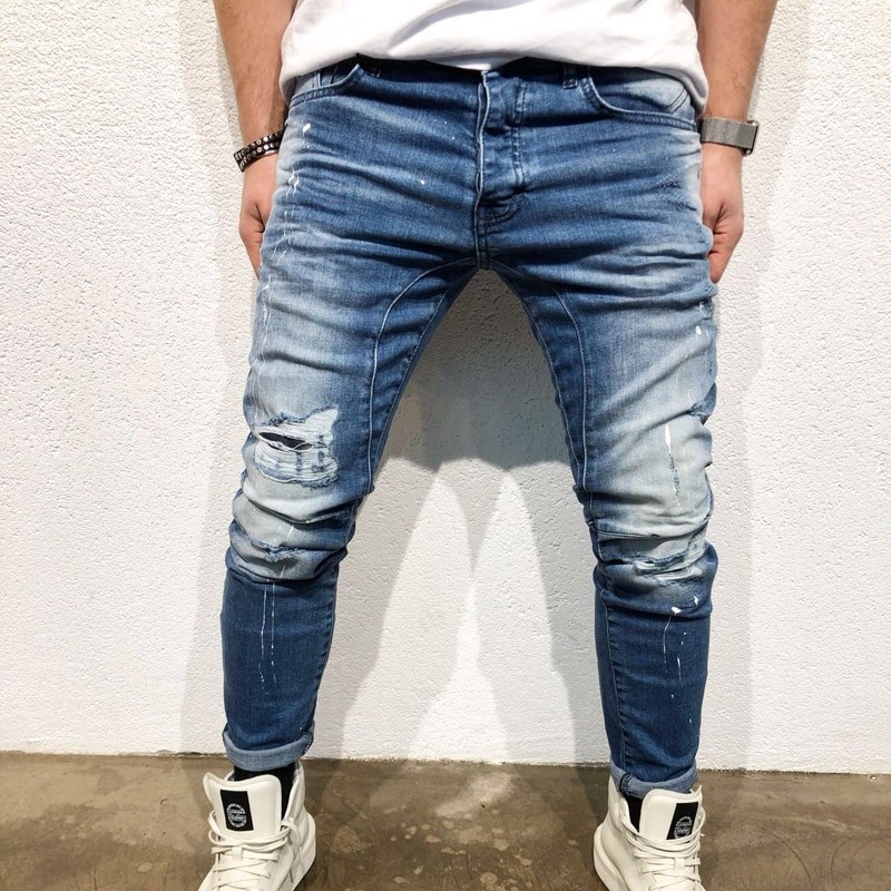 Jovem bonito em roupas de calça jeans casual da moda em elegantes