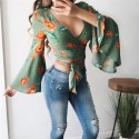 Blusa Cropped Floral com Laço Amarrado na Barriga Manga Longa Flare