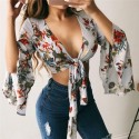 Blusa Cropped Floral com Laço Amarrado na Barriga Manga Longa Flare