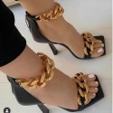 Sandálias alto salto fino com correntes de metal dourada