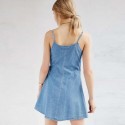 Vestido Curto Jeans de Alcinha Azul Decote V com Laço Simples