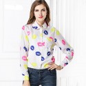 Camisa Casual Feminina Branca Estampada Beijos Coloridos